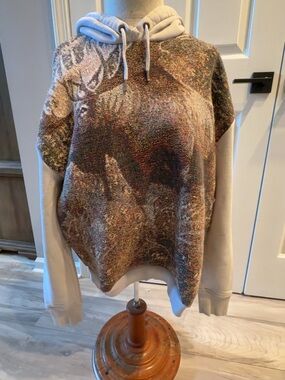 Mixed-Tone Textured Hoodie with Cream Sleeves